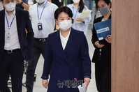 [포토] 소통관 들어서는 윤희숙 국민의힘 의원