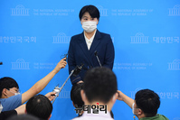 [포토] 기자들의 질문에 답하는 윤희숙 의원