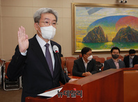 [포토] 선서하는 고승범 금융위원장 후보자