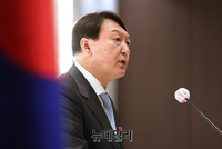 [포토] 국민과 함께하는 국방포럼 세미나에 참석한 윤석열 예비후보