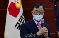 [포토] 윤석열 예비후보 소개하는 이명수 충남도당위원장