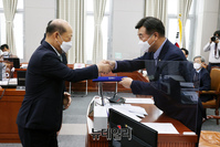 [포토] 선서문 전달하는 송두환 국가인권위원회 위원장 후보자