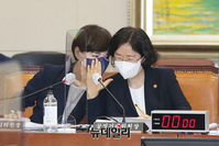 [포토] 대화 나누는 전현희·조성욱