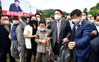 [포토] 지지자에 싸여 명재고택 나서는 윤석열