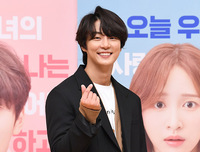 [포토] 웨이브 오리지널 '유 레이즈 미 업'으로 컴백하는 윤시윤 