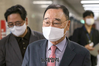 [포토] 회의장 향하는 정홍원 국민의힘 선관위원장