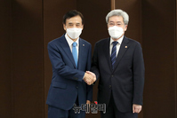 [포토] 악수 나누는 이주열 한은 총재와 고승범 금융위원장