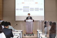 [포토] 공소제기 요구 결정 절차 설명하는 최석규 공소부장