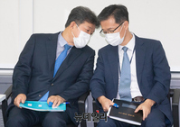 [포토] 대화 나누는 김성문 수사2부장-최석규 공소부장