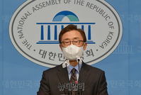 [포토] 검찰 청부고발 의혹 관련 기자회견 갖는 최재형 