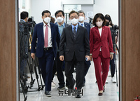 [포토] 소통관 입장하는 최재형 국민의힘 대선 예비후보