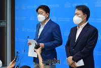 [포토] 기자들의 질문에 답하는 권성동·윤한홍