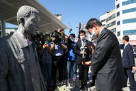 [포토] 전태일 동상 참배하는 윤석열·장기표 대선 예비후보