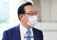 [포토] 청와대 울산시장 선거개입 의혹 공판 출석하는 송철호 울산시장 