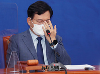 [포토] 안경 고쳐쓰는 송영길 민주당 대표