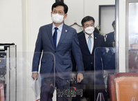 [포토] 최고위 입장하는 송영길 민주당 대표