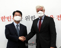 [포토] 악수 나누는 안철수 대표와 미하엘 라이펜슈툴 주한 독일 대사