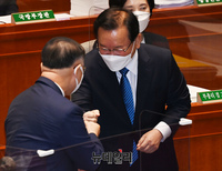 [포토] 악수 나누는 김부겸·홍남기