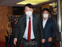 [포토] 국민의힘 당대표 회의실 향하는 윤석열