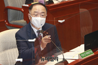 [포토] 답변하는 홍남기 부총리 겸 기획재정부 장관