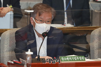 [포토] 예결위 참석한 권칠승 중소벤처기업부 장관