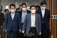 [포토] 입장하는 김기현 국민의힘 원내대표