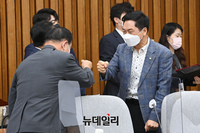 [포토] 인사 나누는 김기현 국민의힘 원내대표