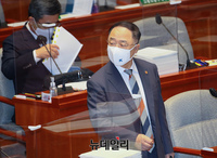 [포토] 예결위 입장하는 홍남기 경제부총리