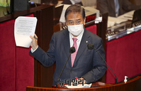 [포토] 언론중재법 관련 유엔 서한 들어보이는 박진 의원