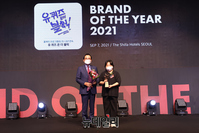 [포토] 이언주 작가, 2021 올해의브랜드대상서 프로그램상 토크 부문 수상