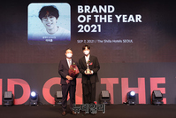 [포토] 이석훈, 2021 올해의브랜드대상서 남자보컬상 수상