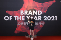 [포토] 2021 올해의 브랜드 대상서 '신인 여자 배우상' 수상한 한지현