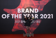 [포토] 헤이즈, 2021 올해의브랜드대상 여성보컬상 수상