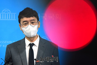 [포토] 기자들의 질문에 답하는 김웅 의원