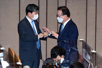 [포토] 대화 나누는 김부겸 총리와 전해철 행안부 장관