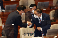 [포토] 인사 나누는 홍남기·전해철