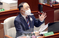 [포토] 답변하는 홍남기 경제부총리