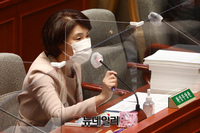 [포토] 답변하는 한정애 환경부 장관