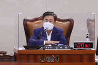 [포토] 인사말 하는 김태흠 위원장