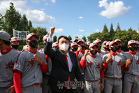 [포토] 모교 야구부 찾은 윤석열 국민의힘 대선 예비후보