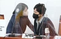 [포토] 대화 나누는 배현진·조수진