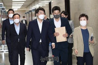 [포토] 입장하는 국민의힘 지도부