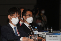 [포토] '2021 서울안보대화'서 개회사 듣는 박재민 국방부 차관