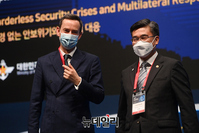 [포토] 대화 나누는 서욱 국방부 장관과  마친 오치에파 폴란드 국방부 장관