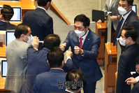 [포토] 의원들과 인사 나누는 김기현 국민의힘 원내대표