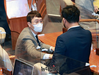 [포토] 인사 나누는 김웅 국민의힘 의원