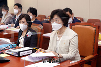 [포토] 국회 출석한 정영애 여성가족부장관