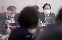 [포토] '대선 공약 발굴' 지시로 국회 불려나온 박진규 차관