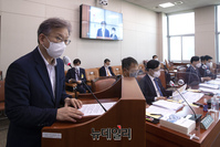 [포토] 인사말 하는 권칠승 중소벤처기업부 장관