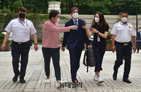 [포토] 법정 향하는 조국 